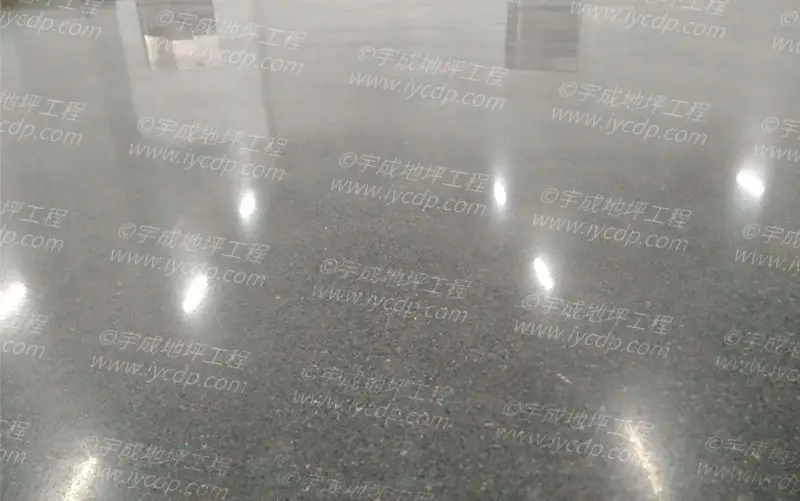 固化地坪是一种通过化学材料（如硅酸盐类固化剂）处理混凝土表面，形成高强度、耐磨损、耐腐蚀的地坪。常用于工业厂房、仓库、停车场、商场等需要高强度和高耐久性的地面。