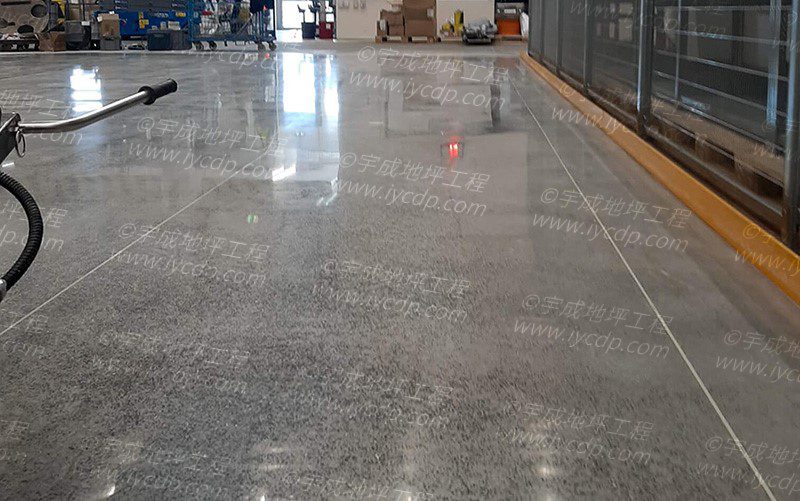 固化地坪是一种通过化学材料（如硅酸盐类固化剂）处理混凝土表面，形成高强度、耐磨损、耐腐蚀的地坪。常用于工业厂房、仓库、停车场、商场等需要高强度和高耐久性的地面。