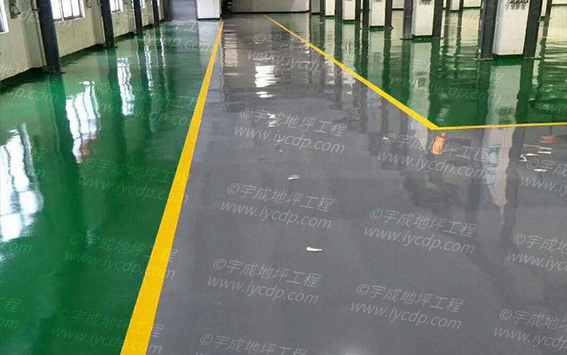 环氧地坪是一种由环氧树脂和固化剂混合，通过化学反应固化成膜的地坪材料，具有高强度、耐磨、耐化学腐蚀等优良性能。环氧地坪广泛应用于工业、商业和公共场所，如工厂车间、地下停车场、实验室、医院等。