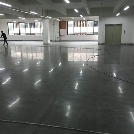 固化地坪是一种通过化学材料（如硅酸盐类固化剂）处理混凝土表面，形成高强度、耐磨损、耐腐蚀的地坪。常用于工业厂房、仓库、停车场、商场等需要高强度和高耐久性的地面。