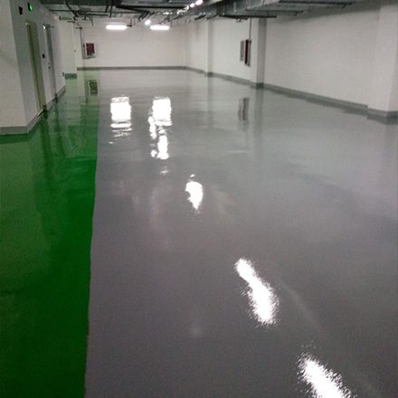 环氧地坪是一种由环氧树脂和固化剂混合，通过化学反应固化成膜的地坪材料，具有高强度、耐磨、耐化学腐蚀等优良性能。环氧地坪广泛应用于工业、商业和公共场所，如工厂车间、地下停车场、实验室、医院等。