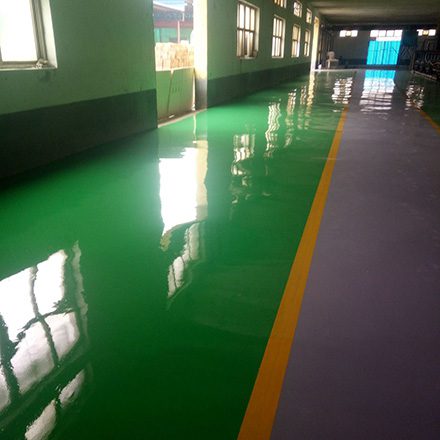 环氧地坪是一种由环氧树脂和固化剂混合，通过化学反应固化成膜的地坪材料，具有高强度、耐磨、耐化学腐蚀等优良性能。环氧地坪广泛应用于工业、商业和公共场所，如工厂车间、地下停车场、实验室、医院等。