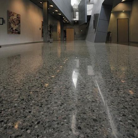 固化地坪是一种通过化学材料（如硅酸盐类固化剂）处理混凝土表面，形成高强度、耐磨损、耐腐蚀的地坪。常用于工业厂房、仓库、停车场、商场等需要高强度和高耐久性的地面。