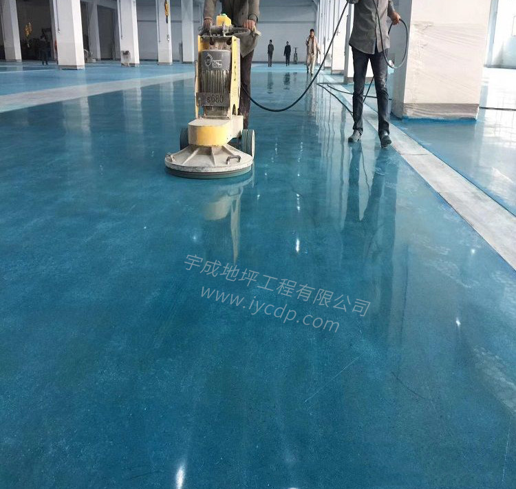 固化地坪是一种通过化学材料（如硅酸盐类固化剂）处理混凝土表面，形成高强度、耐磨损、耐腐蚀的地坪。常用于工业厂房、仓库、停车场、商场等需要高强度和高耐久性的地面。