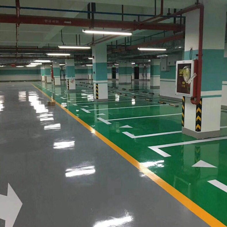 环氧地坪是一种由环氧树脂和固化剂混合，通过化学反应固化成膜的地坪材料，具有高强度、耐磨、耐化学腐蚀等优良性能。环氧地坪广泛应用于工业、商业和公共场所，如工厂车间、地下停车场、实验室、医院等。