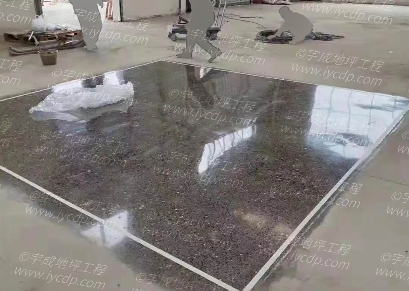 固化地坪施工是一种地坪工程施工类型，旨在通过特定的化学处理和机械工艺，增强混凝土地坪的硬度、耐磨性和抗化学腐蚀性。